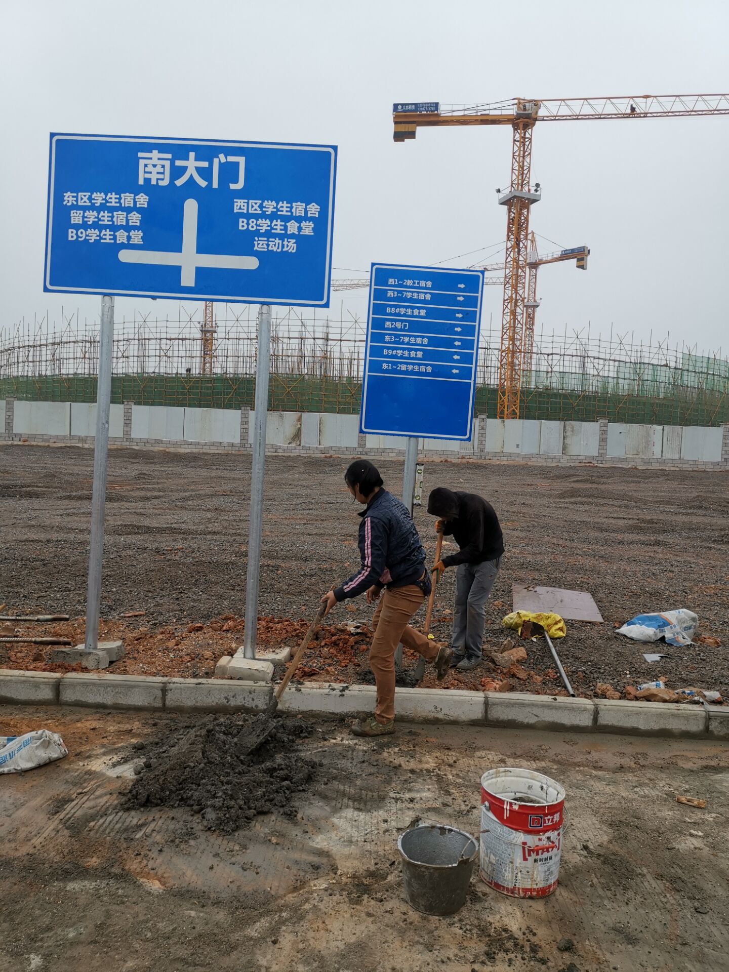 广西医科大学武鸣校区校园导视路标安装现场